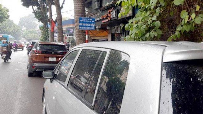 Điểm dừng đón trả khách cho xe taxi trên phố Trần Hưng Đạo bị xe ô tô cá nhân bủa vây