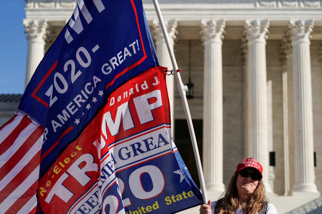 Người ủng hộ Tổng thống Donald Trump tại Tòa án Tối cao Mỹ hôm 11-12 Ảnh: REUTERS
