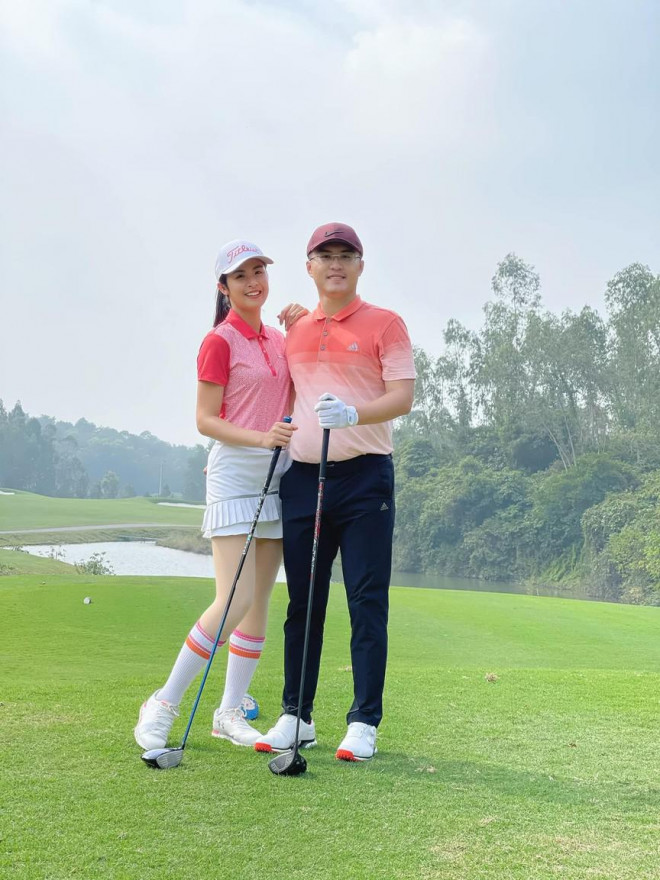 Tiểu Vy, Đỗ Mỹ Linh diện váy cắt xẻ nóng bỏng đọ đường cong đẹp mắt - 11