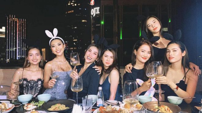 Tiểu Vy, Đỗ Mỹ Linh diện váy cắt xẻ nóng bỏng đọ đường cong đẹp mắt - 14