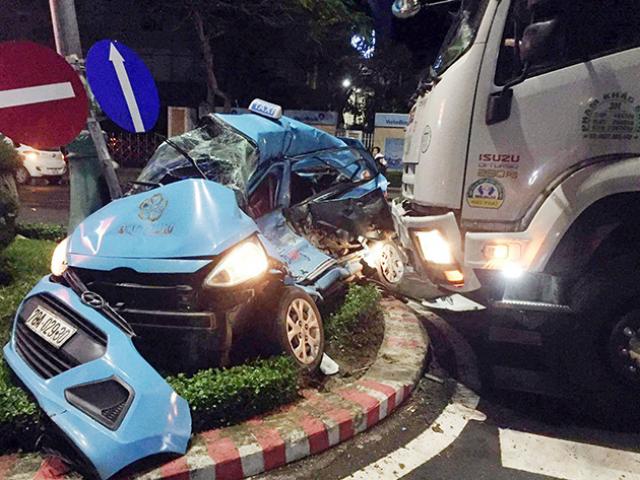 Tin tức trong ngày - Ớn lạnh cảnh xe taxi bị vò nát sau va chạm khủng khiếp với xe tải