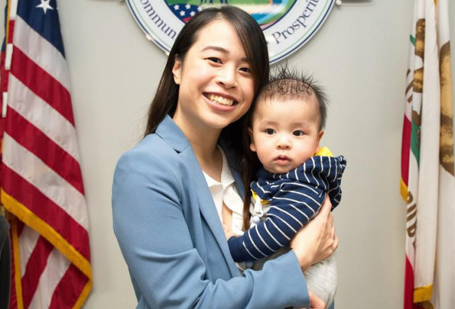 Bà&nbsp;Jocelyn Yow - tân Thị trưởng TP Eastvale (California, Mỹ) - và con trai. Ảnh: CBS