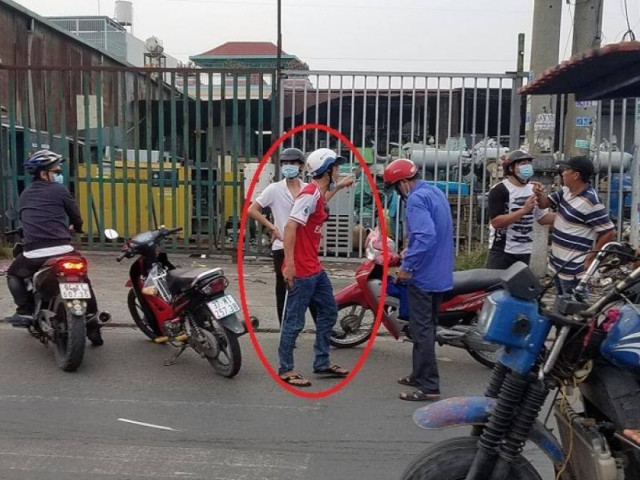 Tin tức trong ngày - Rút gậy dọa đánh người can ngăn sau va chạm, thanh niên bị vây đánh bầm dập