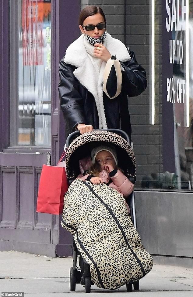 Irina Shayk tươi tắn rạng ngời với nụ cười tỏa nắng - 14