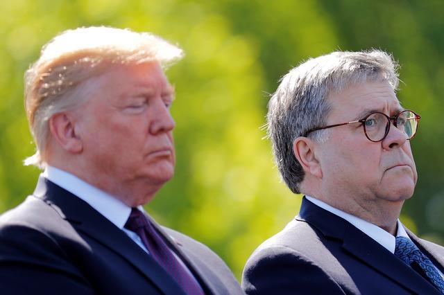 Tổng thống Donald Trump khẳng định Bộ trưởng Tư pháp William Barr là "một nỗi thất vọng to lớn". Ảnh: Reuters