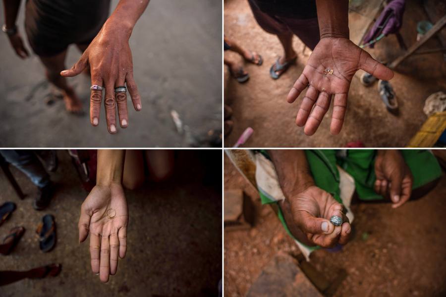 Nhiều người dân ở ngôi làng hẻo lánh tại Venezuela tìm thấy vàng bạc châu báu từ bờ biển (ảnh: NY Times)