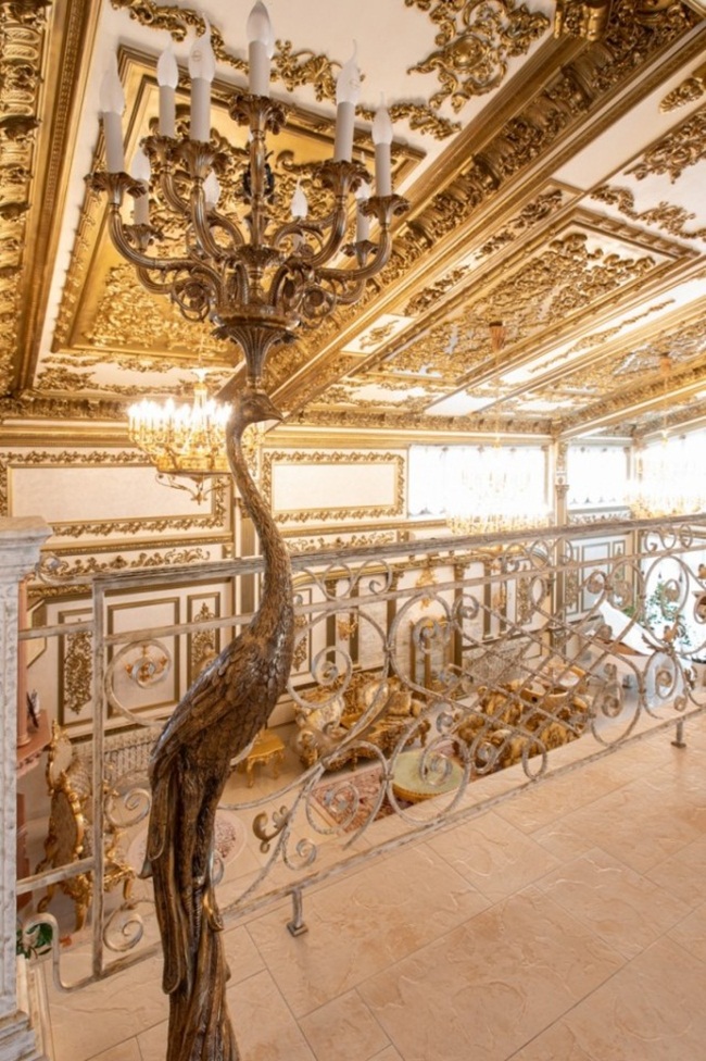 Bên trong được trang trí hình cung điện Peterhof - cung điện này ở Saint-Peterburg. 
