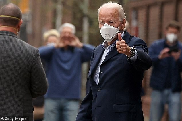 Tổng thống Mỹ đắc cử Joe Biden giơ ngón tay cái khi rời bệnh viện hôm 12/12. Ảnh: Getty Images