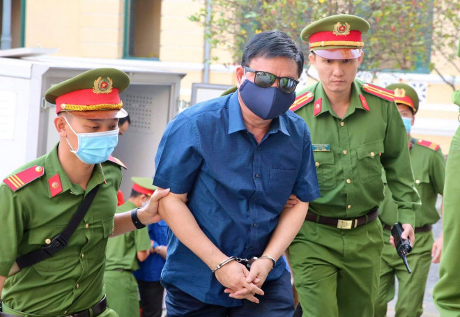 Bị cáo Đinh La Thăng đeo kính đen vào phòng xử án