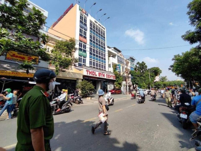 Hàng trăm người tập trung trước khu vực một phòng gym trên địa bàn quận Bình Tân (ảnh CTV)