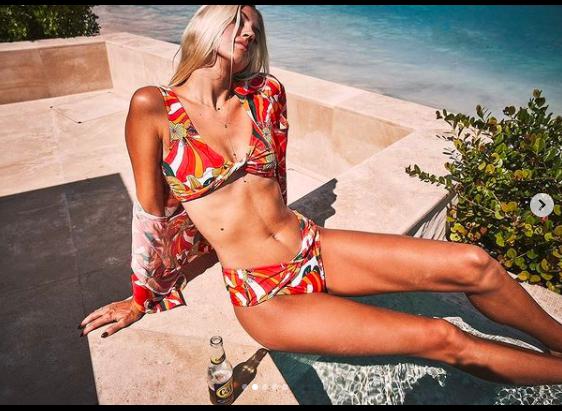 Devon Windsor mặc bikini thả dáng quyến rũ ngất ngây bên chồng - 2