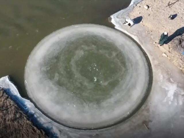 Media - Đĩa băng rộng 6m liên tục xoay tròn trên sông