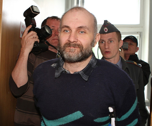 Anatoly Moskvin nói với cảnh sát rằng đừng cố chôn lại những thi thể, vì hắn sẽ tiếp tục đào lên khi được trả tự do.&nbsp;