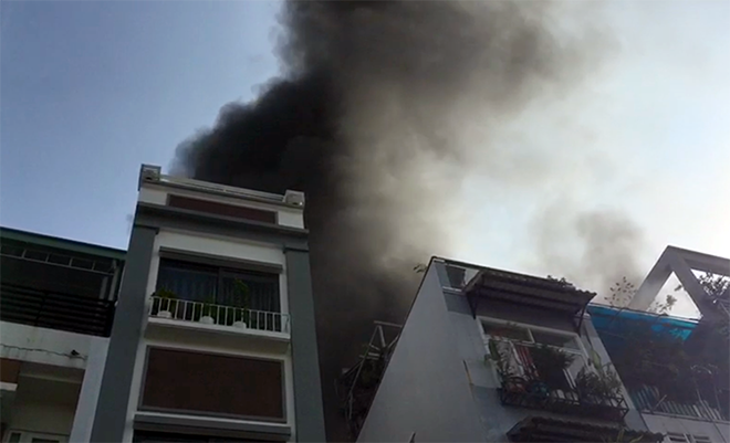 Khói lửa bốc lên từ căn nhà trong hẻm đường Nguyễn Thượng Hiền