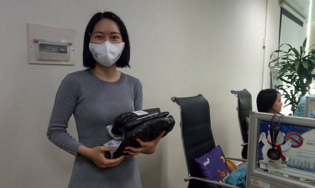 Chị Châu háo hức nhận hàng chục sản phẩm giá 1k