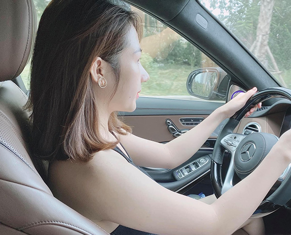 Nhan sắc xinh đẹp, cuộc sống sang chảnh đáng ngưỡng mộ của bà mẹ hai con.