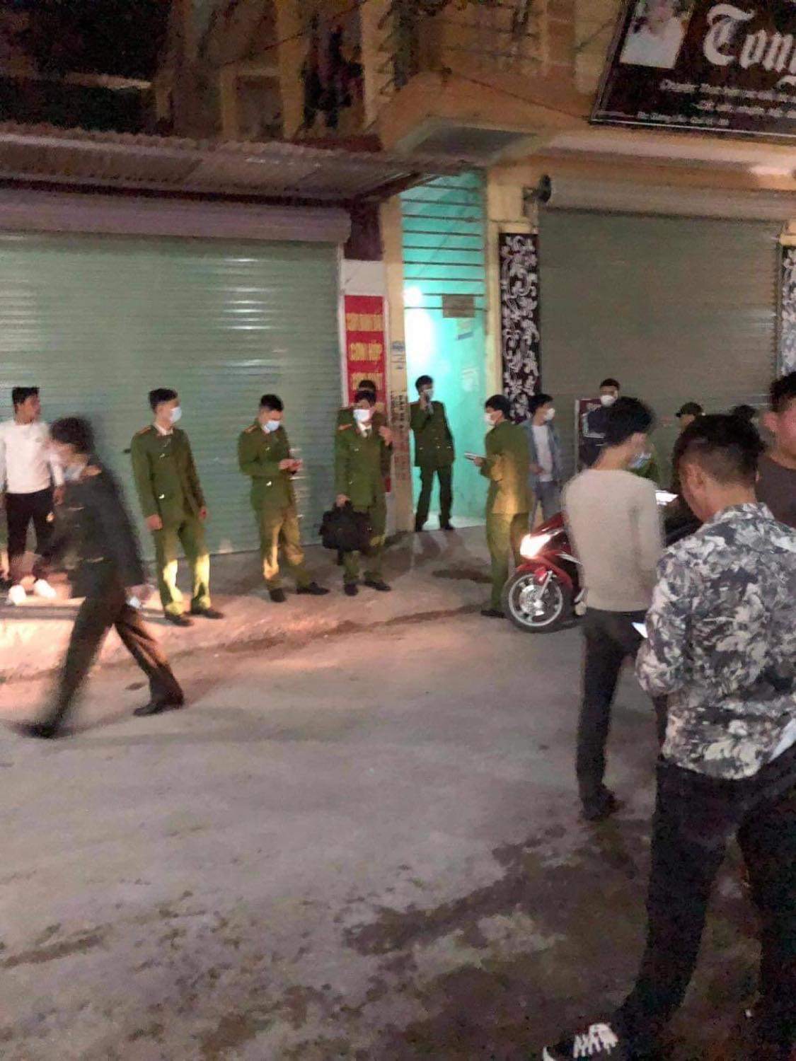 Lực lượng công an phong tỏa phòng trọ nơi phát hiện sự việc.