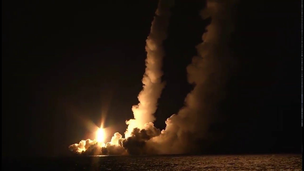 Tàu Vladimir Monomakh phóng loạt 4 tên lửa đạn đạo Bulava hôm 12.12.
