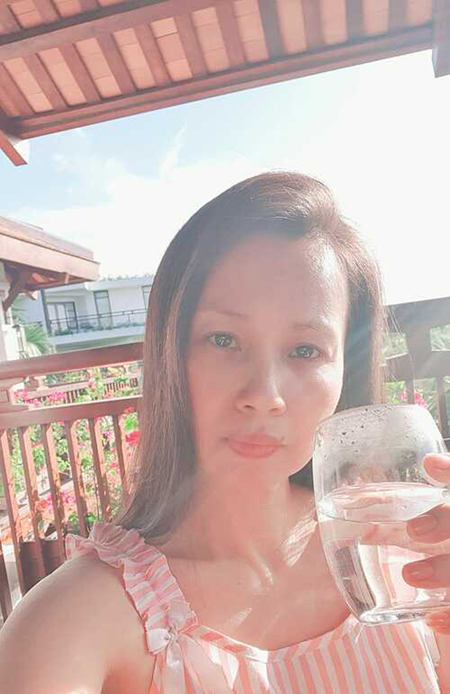 Mới đây nữ ca sĩ Cẩm Ly chia sẻ ảnh mặt mộc khiến nhiều người bất ngờ vì vẻ lạ lẫm. Đời thường, giọng ca &#34;Chim trắng mồ côi&#34; thường để mặt tự nhiên, không trang điểm. Nữ nghệ sĩ chuộng phong cách giản dị.
