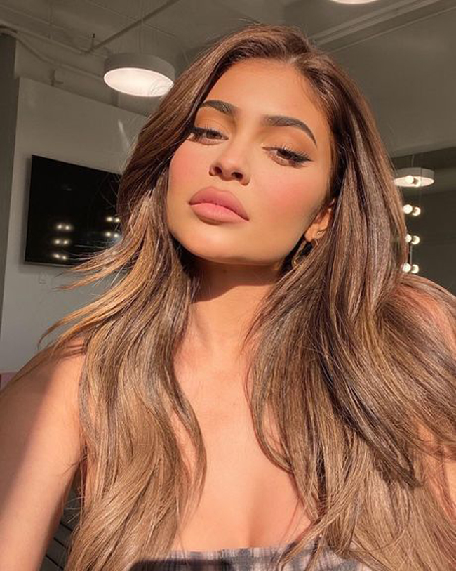 &#34;Đây là minh chứng rõ ràng nhất của công nghệ make-up, đã biến Kylie trở thành 2 người phụ nữ hoàn toàn khác nhau&#34; - một khán giả đã nhận xét khi so sánh ảnh của Kylie.
