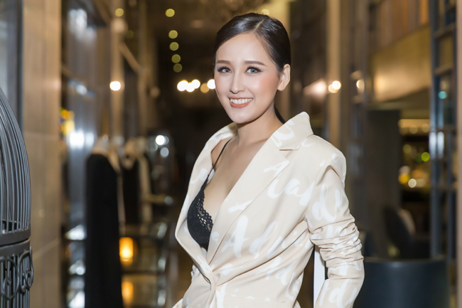 Cộng với phong cách thời trang ấn tượng, biết khoe lợi thế hình thể, Mai Phương Thúy luôn ăn hình trong các tấm ảnh ở sự kiện.
