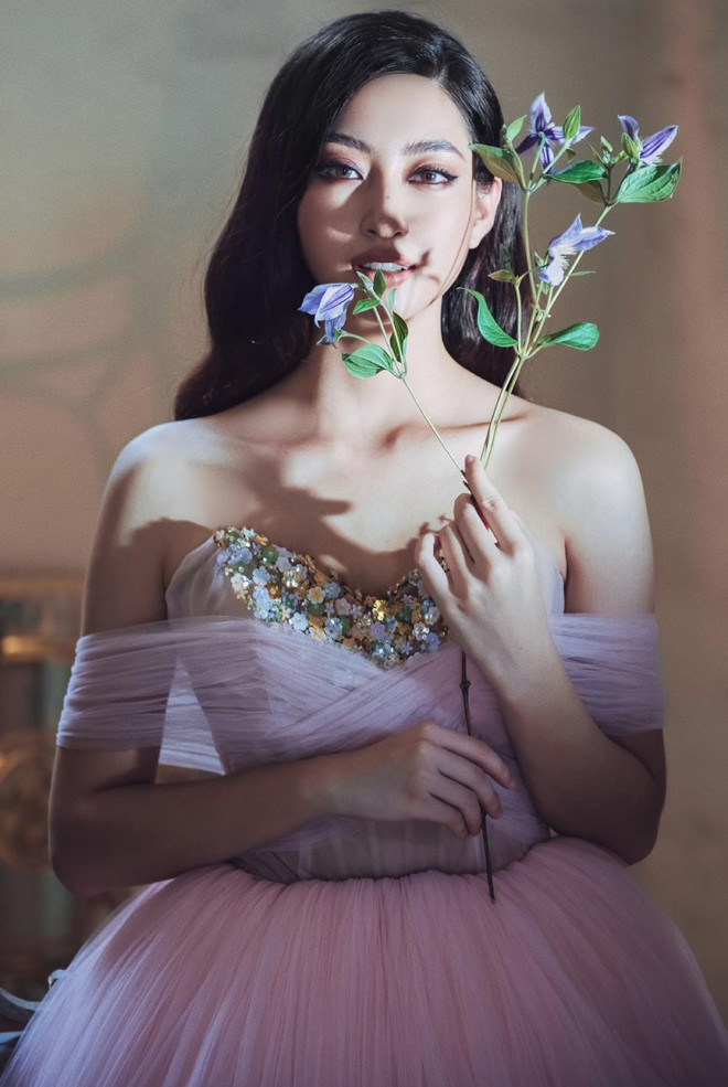 Body nuột nà và đôi chân &#39;cực phẩm&#39; 1m22 của Miss World Vietnam Lương Thùy Linh - 9