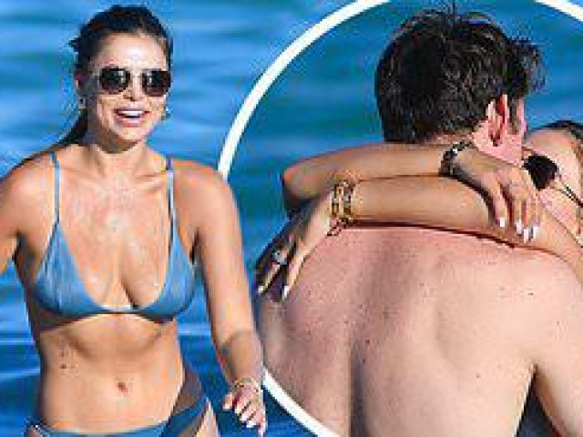 Làm đẹp - Brooks Nader 'đốt mắt' người nhìn với bikini xanh 'mát mắt'