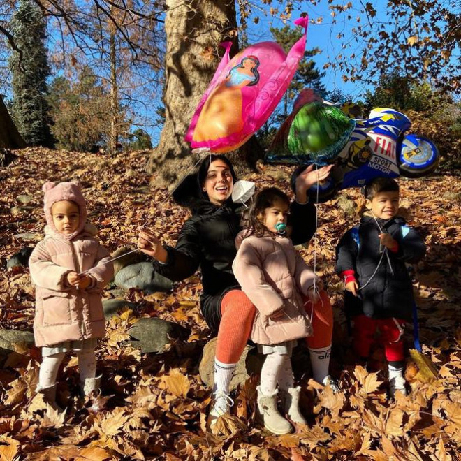 Bạn gái Ronaldo mặc nội y nóng bỏng - 2