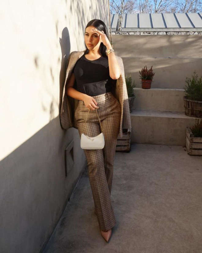 Bạn gái Ronaldo mặc nội y nóng bỏng - 5