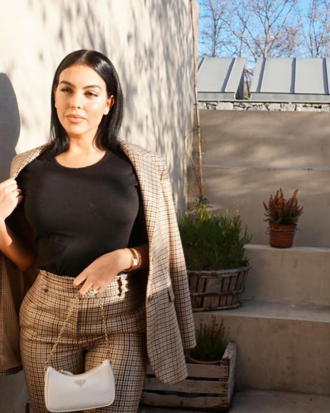 Bạn gái Ronaldo mặc nội y nóng bỏng - 4