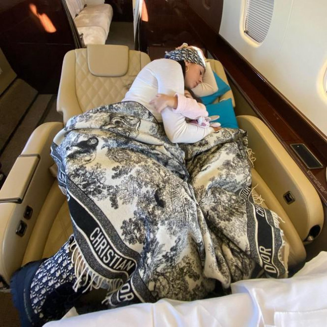 Bạn gái Ronaldo mặc nội y nóng bỏng - 12