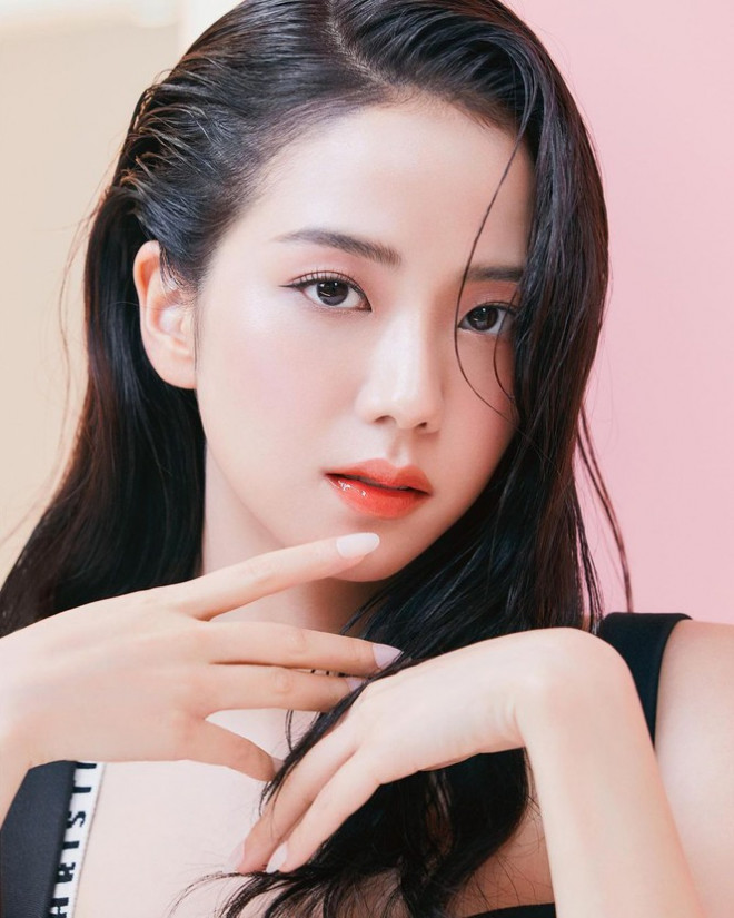 Cùng mặc bra-top của Dior: Jisoo BLACKPINK kín đáo thanh lịch, Châu Bùi lại quá gợi cảm - 4