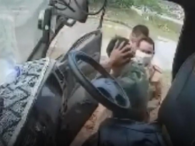 Ba cán bộ CSGT tại Bắc Giang bị điều chuyển khỏi lực lượng CSGT vì có hành vi đánh tài xế vi phạm. Ảnh cắt từ clip