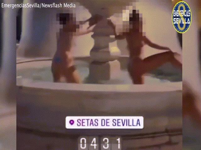 Phi thường - kỳ quặc - Video: Mặc bikini "náo loạn" vòi phun nước, bộ đôi nhận cái kết đắng