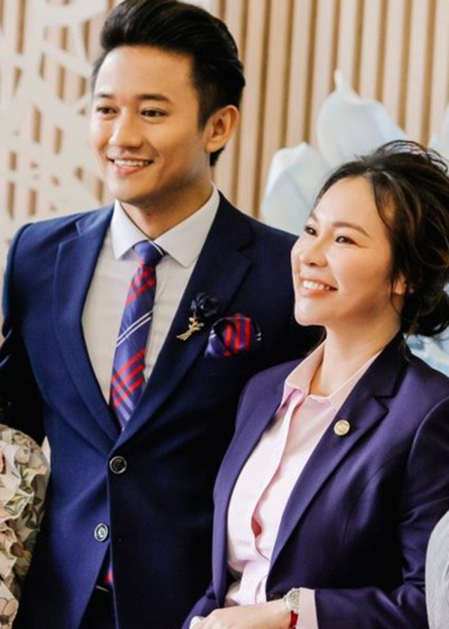 Vợ sắp cưới của Quý Bình tên Ngọc Tiền, là một doanh nhân, CEO của một công ty bất động sản có tiếng tại TP.HCM. Được biết, nữ doanh nhân này thuộc thế hệ 7X, lớn tuổi hơn so với Quý Bình.
