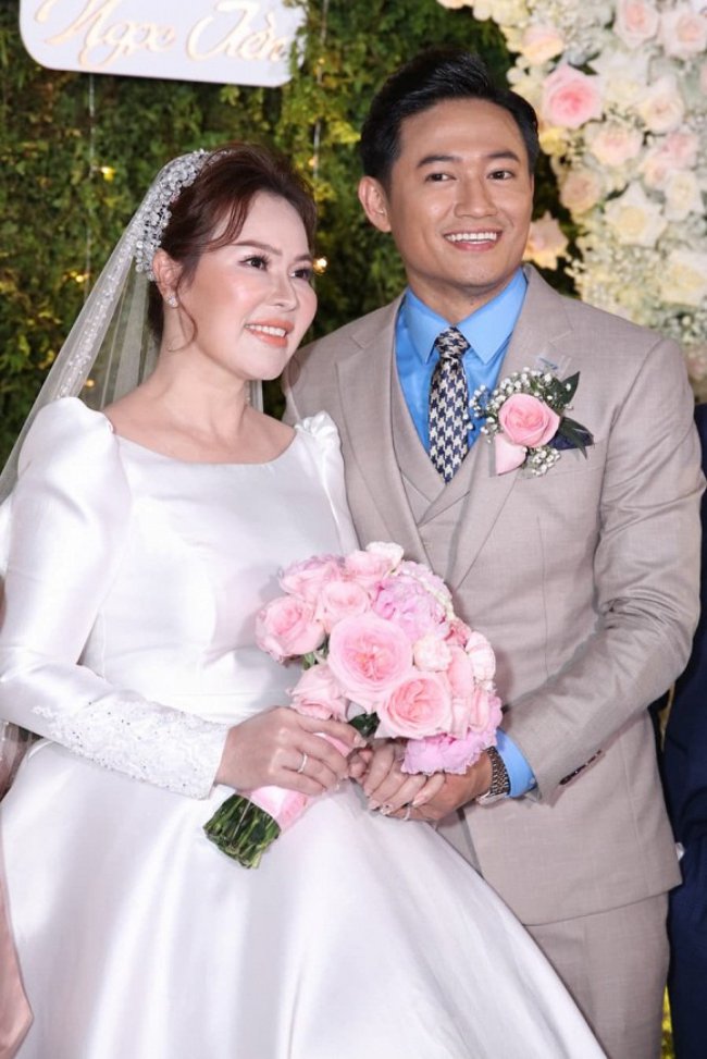 Ngày 14/12 vừa qua, Quý Bình chính thức tổ chức với lễ cưới với bà xã Ngọc Tiền. Tiệc cưới của cặp đôi diễn ra tại một khách sạn sang trọng ở TP.HCM với sự xuất hiện của nhiều nghệ sĩ đình đám trong showbiz Việt.
