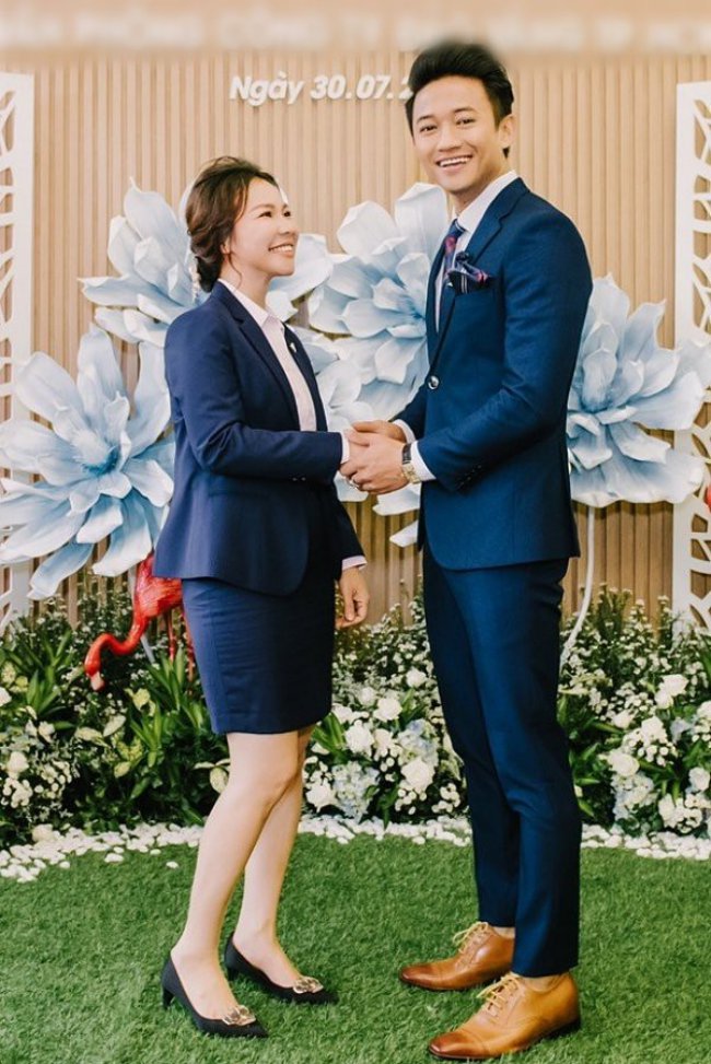 Trước khi công khai tiết lộ chuyện lên xe hoa cùng nữ đại gia hơn tuổi, Quý Bình từng được biết đến là một sao nam đào hoa, từng hẹn hò và vướng nhiều tin đồn tình cảm với một loạt các mỹ nhân trong showbiz Việt.
