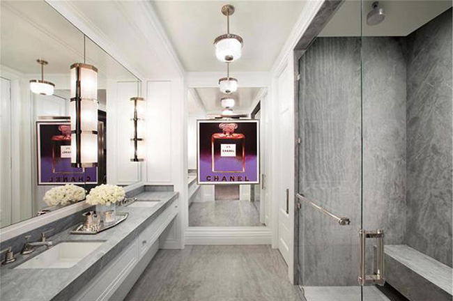 Phòng tắm Warhol Chanel, Trump World Tower, New York, Mỹ: Căn hộ này, được bán vào năm 2013 với giá khổng lồ 9 triệu USD (208 tỷ đồng) với phòng tắm bằng những loại đá cẩm thạch đắt tiền nhất có thể mua được. 
