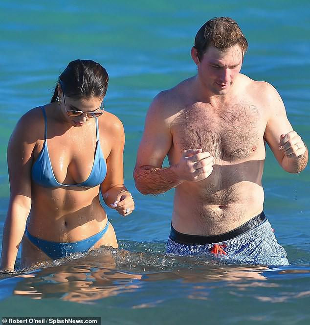 Brooks Nader 'đốt mắt' người nhìn với bikini xanh 'mát mắt' - 3