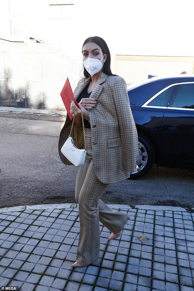 Bạn gái Ronaldo mặc nội y nóng bỏng - 8