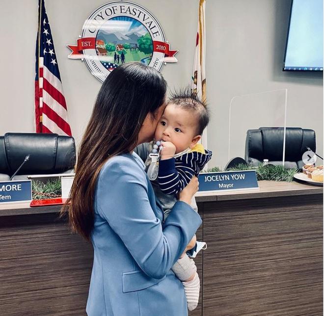 Hiện, tân thị trưởng có một con trai 6 tháng tuổi.