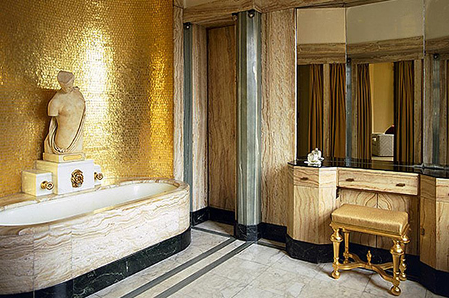 Phòng tắm Art Deco, Cung điện Eltham, London, Vương quốc Anh: Phòng tắm Art Deco tuyệt đỉnh này được lát bằng mã não, gạch vàng cùng một bồn tắm bằng đá cẩm thạch sang trọng.
