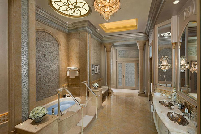 Phòng tắm Palace Suite, Khách sạn Emirates Palace, Dubai, Các Tiểu Vương quốc Ả Rập Thống nhất: Phòng tắm được lát đá cẩm thạch cao cấp, có bồn tắm spa cỡ lớn, bồn rửa trang điểm đôi bằng vàng lá...
