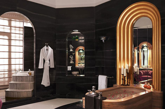Phòng tắm Maharani Suite, Cung điện Umaid Bhawan, Jodhpur, Ấn Độ: Phòng tắm riêng màu đen và vàng nổi bật trong căn nhà và được vương miện của phòng tắm Art Deco sang trọng nhất.
