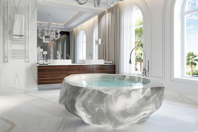 Bồn tắm triệu đô, Biệt thự XXII Carat, Dubai, UAE: Biệt thự xa hoa này có một bồn tắm pha lê bằng đá Amazonian trị giá 1 triệu USD (23 tỷ đồng). 
