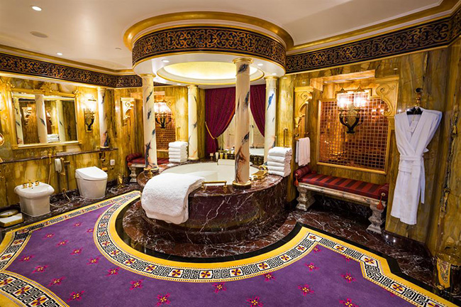 Phòng tắm Royal Suite, Khách sạn Burj Al Arab, Dubai, Các Tiểu Vương quốc Ả Rập Thống nhất: Phòng tắm này có nội thất siêu xa hoa với phòng tắm cao cấp có bồn tạo sóng lớn bằng đá cẩm thạch, vòi sen 5 đầu và nội thất mạ vàng.
