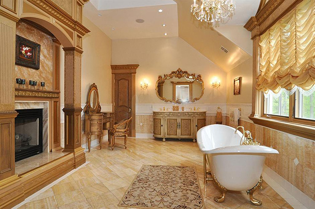Phòng vệ sinh vương giả, biệt thự Real Housewives, Montville, Mỹ: Có một lò sưởi bằng gỗ và đá cẩm thạch khổng lồ trong phòng tắm chính sang trọng hàng đầu này
