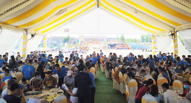 Hàng trăm khách hàng tham quan và giao dịch sản phẩm PNR Estella vào mỗi cuối tuần.