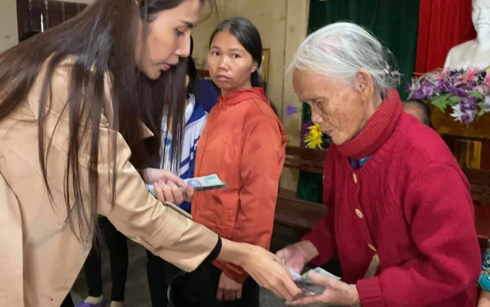 Thủy Tiên ra miền Trung từ thiện đợt 4, hé lộ số tiền "tự móc hầu bao" để cứu trợ - 8