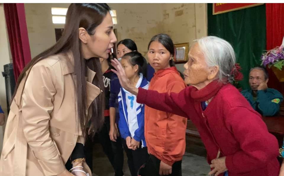 Thủy Tiên ra miền Trung từ thiện đợt 4, hé lộ số tiền "tự móc hầu bao" để cứu trợ - 4